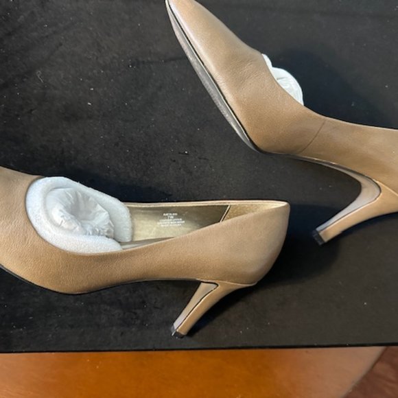 DAVID TATE TAUPE POINTED TOE HEELS.